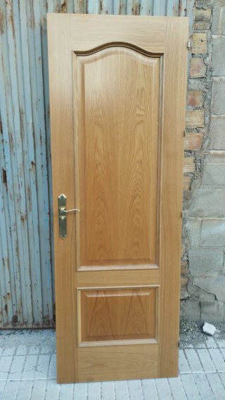 Tres puertas de madera clara con manilla