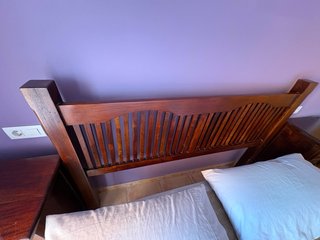 Cabecero de cama de madera y 2 mesitas