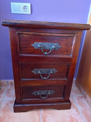 Cabecero de cama de madera y 2 mesitas