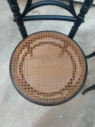 Par de sillas de madera y ratán