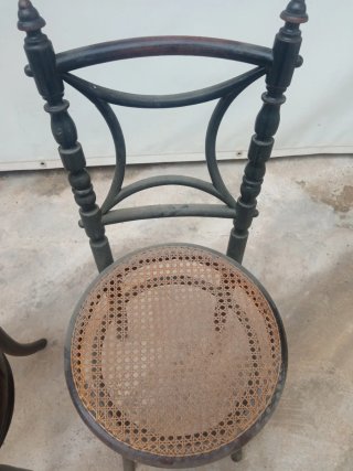 Par de sillas de madera y ratán
