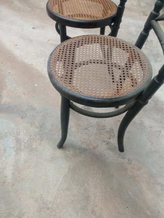 Par de sillas de madera y ratán
