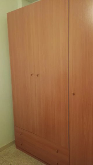 Armario de madera marrón