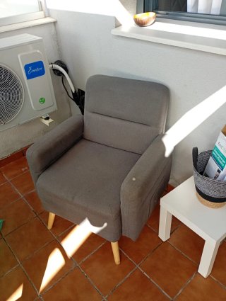 Sillón individual gris de tela