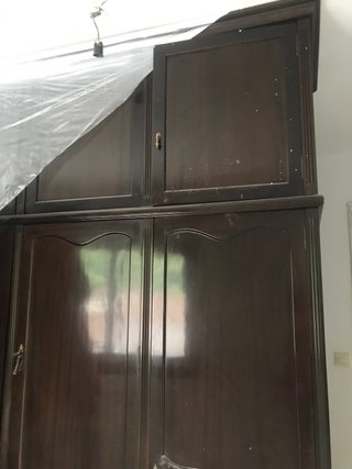 Armario de madera marrón