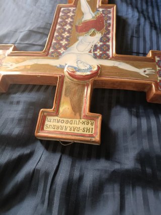 Cruz de cerámica decorada