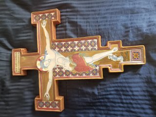 Cruz de cerámica decorada
