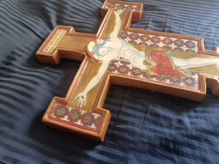 Cruz de cerámica decorada