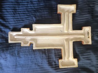 Cruz de cerámica decorada