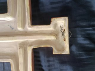 Cruz de cerámica decorada