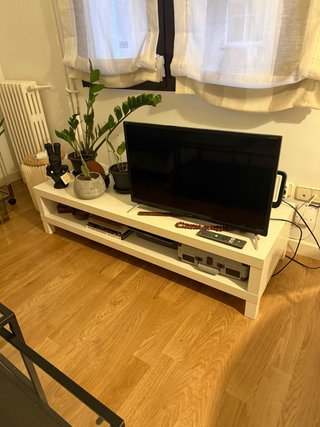 Mesa baja TV blanca y madera