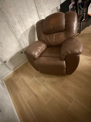 Sillón de piel marrón antiguo