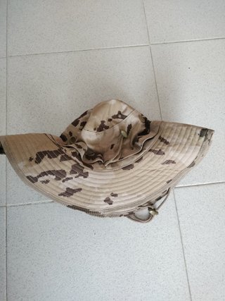 Pantalón de camuflaje, chaqueta y gorra nuevos