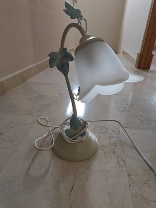 Lámpara de mesa flor beige y blanca