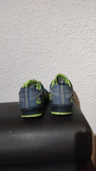 Botines deportivos azules y verdes