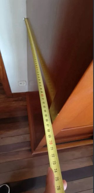 Armario de madera con espejo