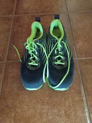 Zapatillas deportivas negras y verdes
