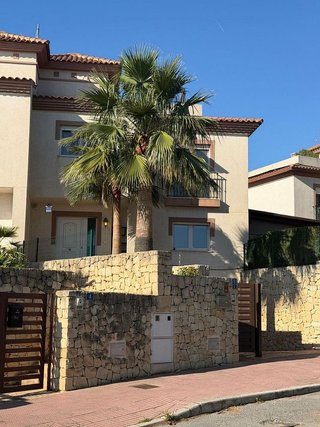 Casa adosada en alquiler en Colonia Escandinavia-Cautivador en Alfaz del pi / Alfàs del Pi