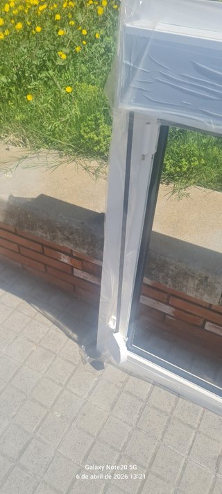 Ventana oscilobatiente medidas 98,6.  Ancho. 113,6