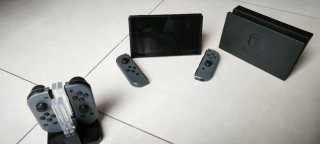 Consola Nintendo Switch + Mandos originales + base