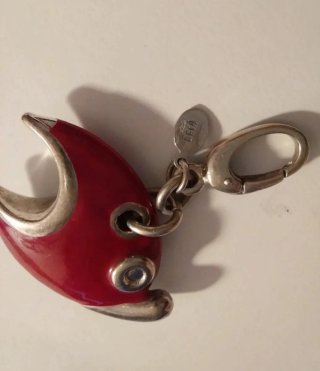 Ciondolo a forma di pesce fucsia e argento