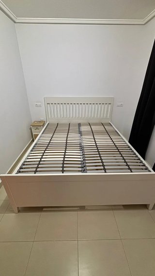 Cama blanca con somier