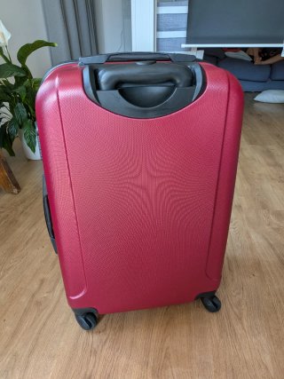 Maleta rígida roja a estrenar