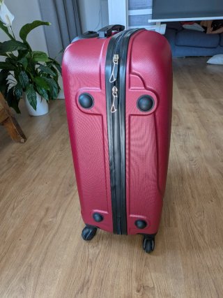 Maleta rígida roja a estrenar