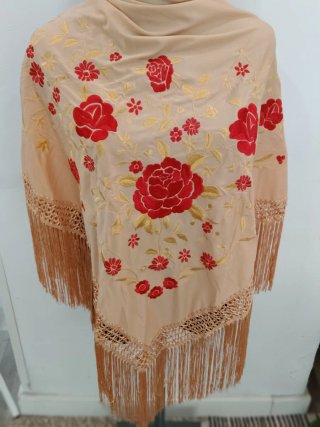 Mantón bordado flores rojas y doradas