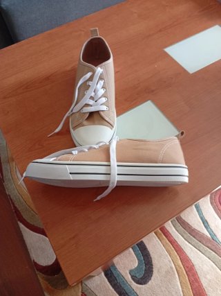 Zapatillas casuales beige y blancas
