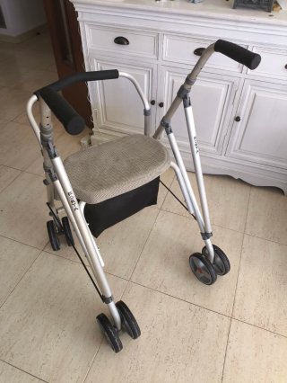 Andador/Caminador con asiento y bolsa