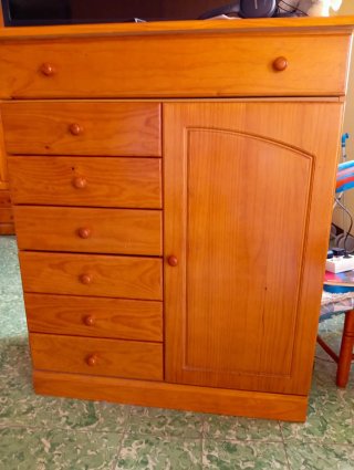 Cómoda de pino con puerta y cajones