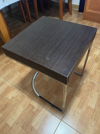 Mesa auxiliar madera y metal con cajón.