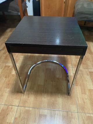 Mesa auxiliar madera y metal con cajón.