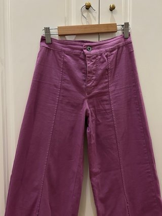Pantalón morado con apertura