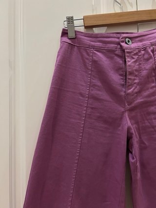 Pantalón morado con apertura
