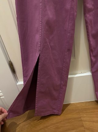 Pantalón morado con apertura