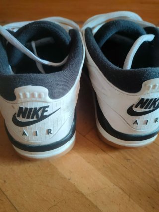 Zapatillas Nike Air Jordan grises y blancas