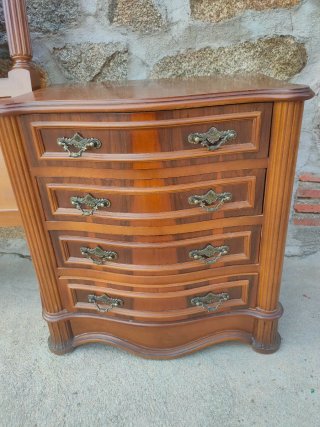 Cabecero de madera y mesitas