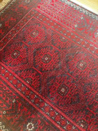 Alfombra estilo oriental roja y negra