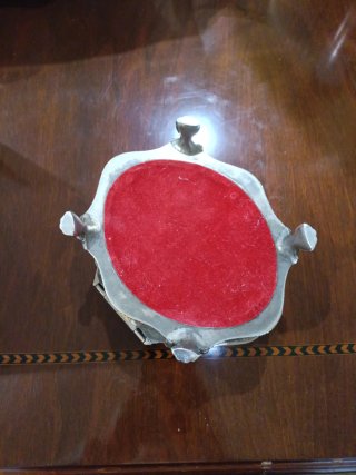 Joyero antiguo con escudo grabado