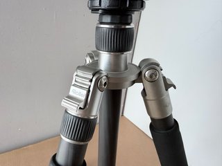 Trípode Rollei con rótula y base niveladora