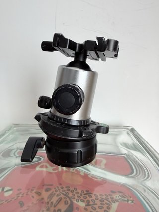 Trípode Rollei con rótula y base niveladora