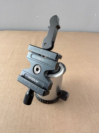 Trípode Rollei con rótula y base niveladora