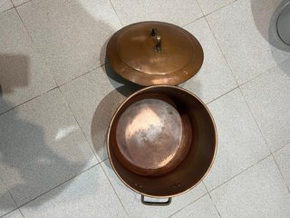 Olla de cobre grande con asas