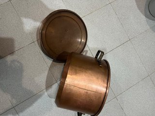 Olla de cobre grande con asas