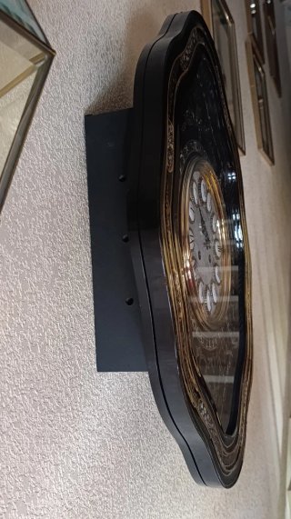 Reloj de pared antiguo decorado