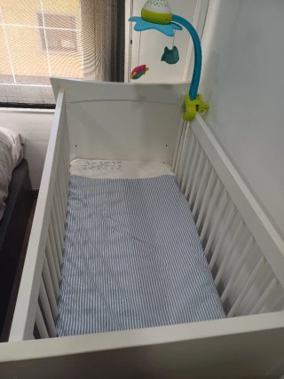 Culla bianca per neonati con mobile