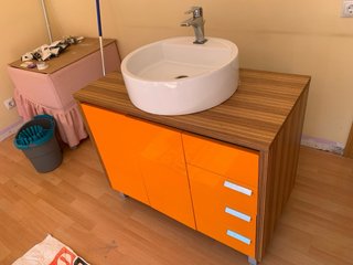 Mueble de lavabo naranja retro. Muy buen estado.