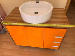 Mueble de lavabo naranja retro. Muy buen estado.